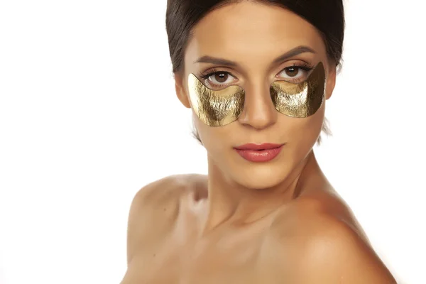 Jovem bela mulher posando com manchas douradas sob seus olhos — Fotografia de Stock
