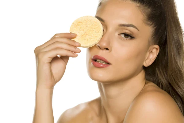 Joven Hermosa Mujer Posando Con Una Esponja Sobre Fondo Blanco — Foto de Stock