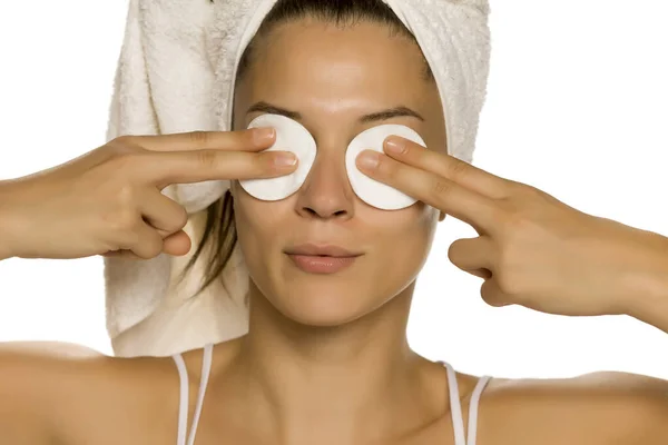 Young Beautiful Woman Claning Her Face Cotton Pads White Background — Stock Photo, Image