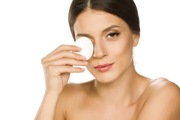 Young Beautiful Woman Claning Her Face Cotton Pad White Background — Stock Photo, Image