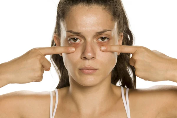 Genç Kadın Sarı Arka Plan Üzerinde Onu Düşük Göz Kapakları — Stok fotoğraf