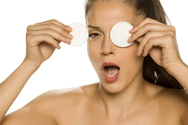 Young Beautiful Woman Claning Her Face Cotton Pads White Background — Stock Photo, Image