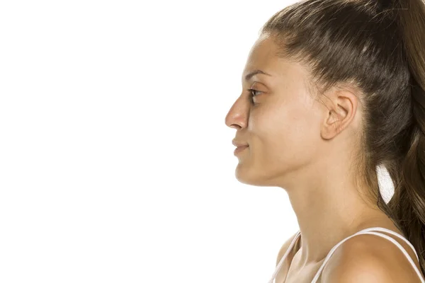 Perfil Mujer Joven Sonriente Sin Maquillaje Sobre Fondo Blanco — Foto de Stock