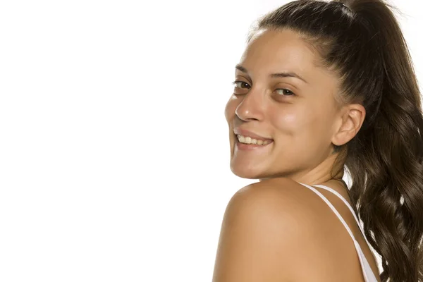 Joven Mujer Sonriente Sin Maquillaje Sobre Fondo Blanco — Foto de Stock