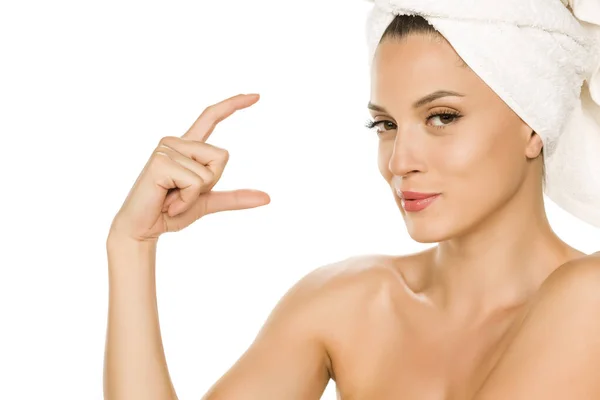 Młoda Piękna Kobieta Reklamująca Ręcznikiem Głowie Białym Tle — Zdjęcie stockowe