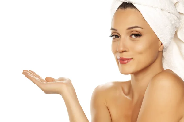 Młoda piękna kobieta reklamująca z ręcznikiem na głowie na białym — Zdjęcie stockowe