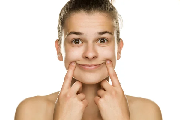 Jovem Forçando Seu Sorriso Com Dedos Fundo Branco — Fotografia de Stock