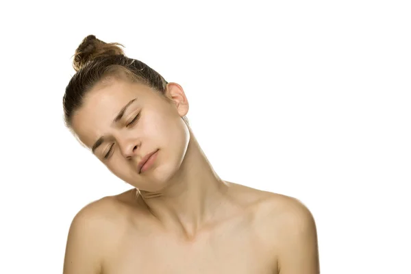 Genç Yorgun Bir Kadının Portresi Beyaz Arka Planda Boynuna Dokunuyor — Stok fotoğraf