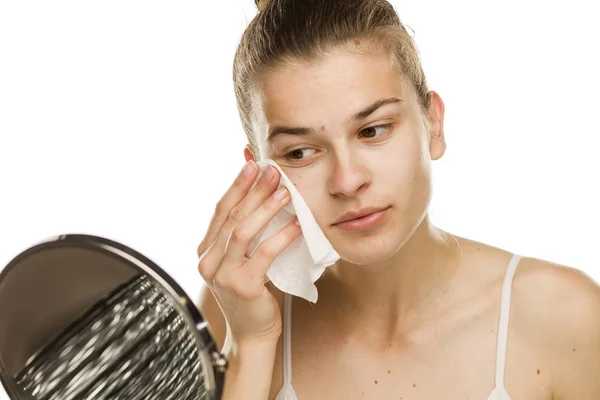 Jovem Mulher Limpando Seu Rosto Com Toalhete Molhado Fundo Branco — Fotografia de Stock