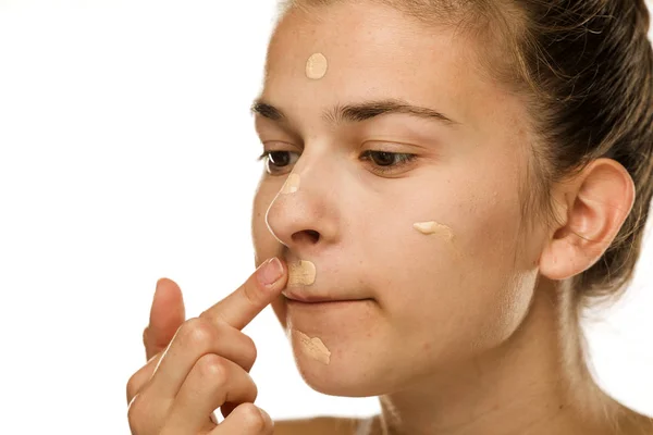 Retrato Mujer Joven Aplicando Base Líquida Con Pincel Sobre Fondo —  Fotos de Stock