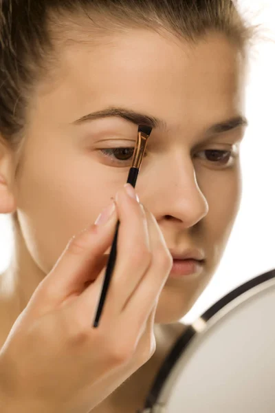 Primer Plano Mujer Que Forma Sus Cejas Con Cepillo — Foto de Stock