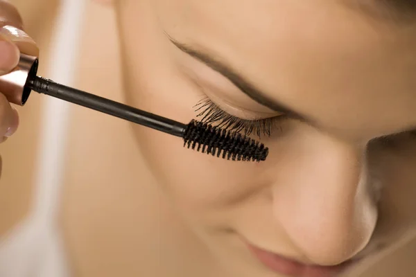 Nahaufnahme Von Frau Applyinhg Mascara Auf Ihren Wimpern — Stockfoto