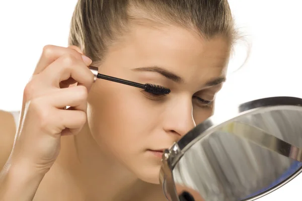 Nahaufnahme Einer Frau Die Mascara Auf Ihre Wimpern Aufträgt — Stockfoto