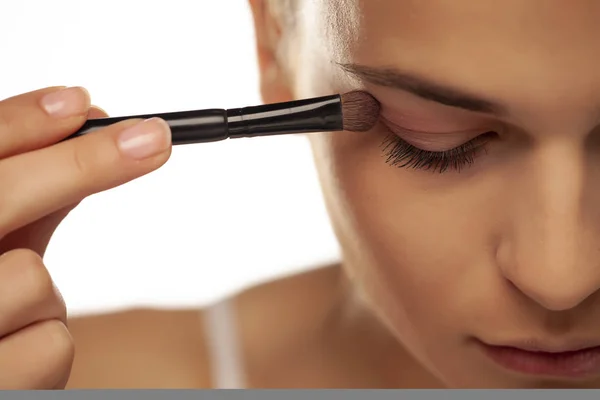 Young woman applying a eyeshadow with brush — Stock Photo, Image