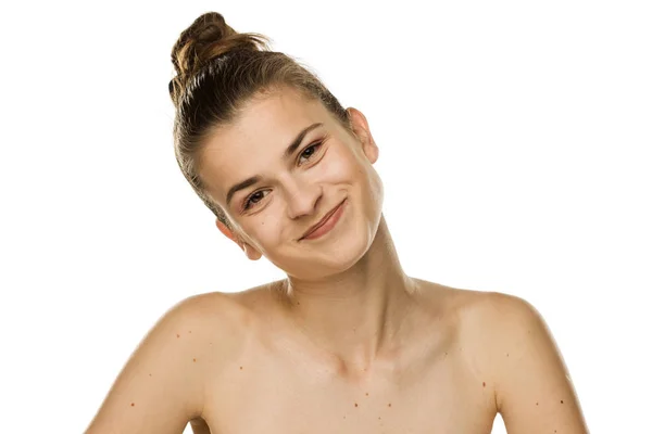 Porträtt Ung Leende Kvinna Utan Smink Och Födelsemärken Bröstet Vit — Stockfoto