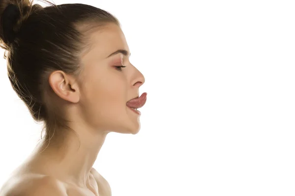 Junge Frau Versucht Die Nase Mit Ihrem Touch Auf Weißem — Stockfoto