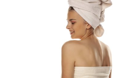 Genç tişörtlerin portresi güzel bir kadın ve üzerinde havlu var.