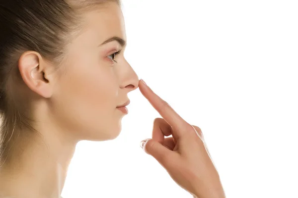 Profil Wanita Muda Menyentuh Hidungnya Pada Latar Belakang Putih — Stok Foto