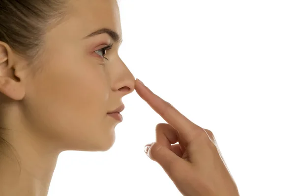 Perfil Jovem Mulher Toca Nariz Fundo Branco — Fotografia de Stock