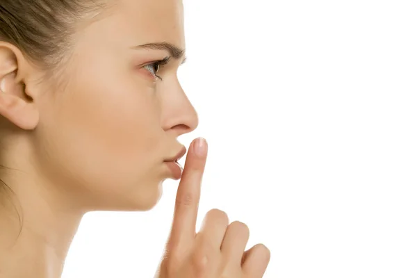 Junge Frau Mit Finger Auf Den Lippen Auf Weißem Hintergrund — Stockfoto