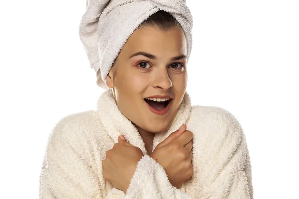 Νεαρή όμορφη γυναίκα με πετσέτα στο κεφάλι της σε λευκό φόντο — Φωτογραφία Αρχείου