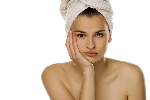 Jong Verveeld Vrouw Met Handdoek Haar Hoofd Witte Achtergrond — Stockfoto