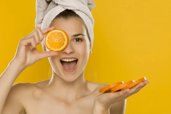 Retrato Jovens Shirtles Bela Mulher Posando Com Laranja Fundo Amarelo — Fotografia de Stock