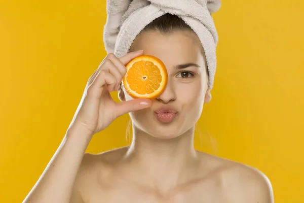 Jovem Mulher Bonita Com Toalha Cabeça Segurando Fatia Laranja Frente — Fotografia de Stock