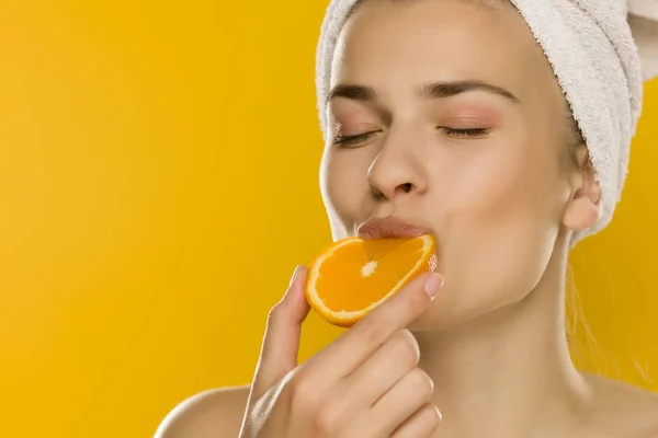 Portrait Young Shirtles Beautiful Woman Eating Orange Yellow Background — Stock Photo, Image