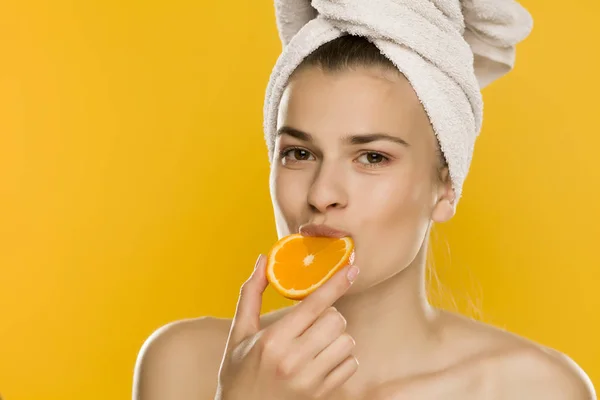 Portrait Young Shirtles Beautiful Woman Eating Orange Yellow Background — Stock Photo, Image