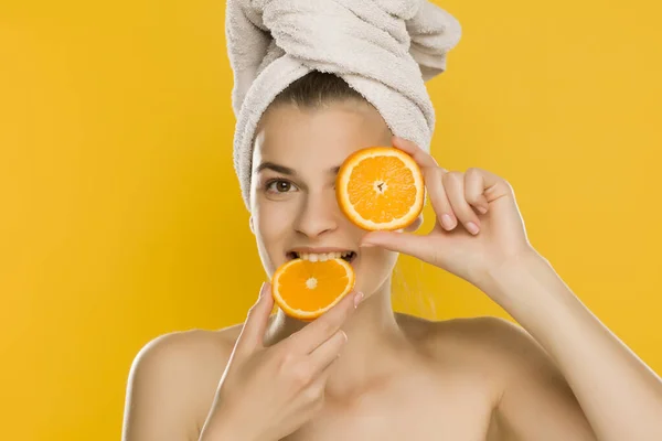 Retrato Jovens Shirtles Bela Mulher Comer Uma Laranja Fundo Amarelo — Fotografia de Stock