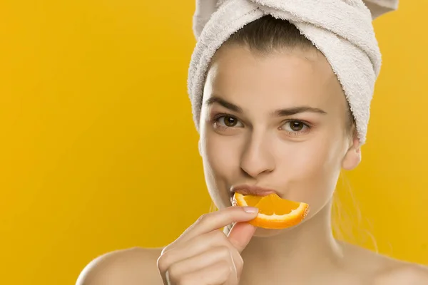 Retrato Jovens Shirtles Bela Mulher Comer Uma Laranja Fundo Amarelo — Fotografia de Stock