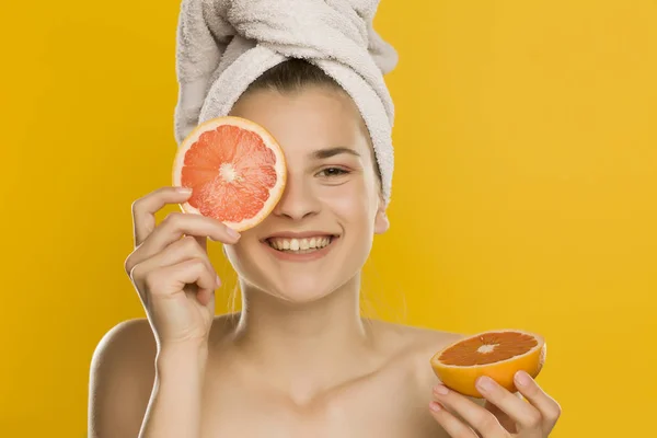 Portrait Young Shirtles Beautiful Woman Posing Grapefruit Yellow Background — Stock Photo, Image