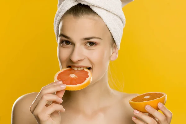 Portrait Young Beautiful Woman Eating Red Grapefruit Yellow Background — Stock Photo, Image