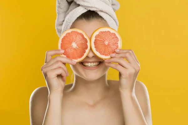 Jovem Mulher Bonita Com Toalha Cabeça Segurando Fatias Toranja Frente — Fotografia de Stock