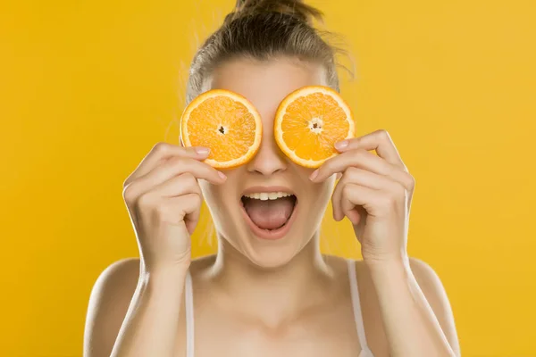 Young Beautiful Woman Holding Slices Orange Front Her Eyes Yellow — Stock Photo, Image