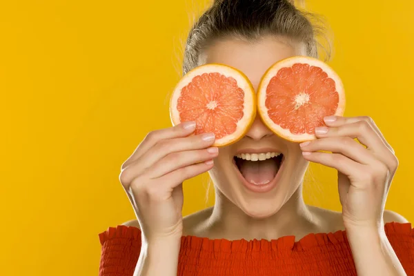 Young Beautiful Woman Holding Slices Grapefruit Front Her Eyes Yellow — Stock Photo, Image