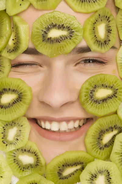 Young Beautiful Woman Posing Slices Kiwi Her Face — Stock Photo, Image