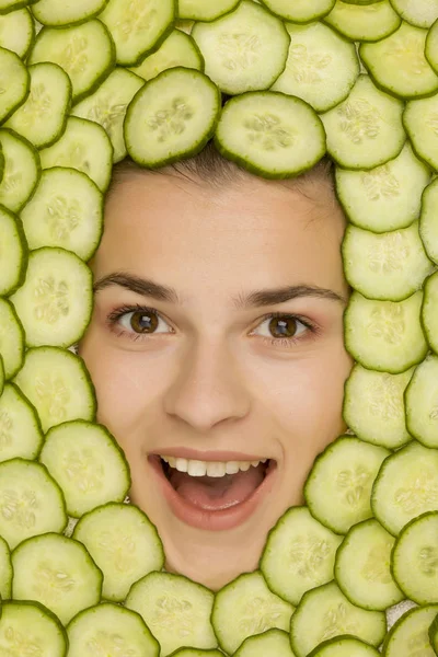 Jovem Bela Mulher Feliz Posando Com Fatias Pepino Torno Seu — Fotografia de Stock