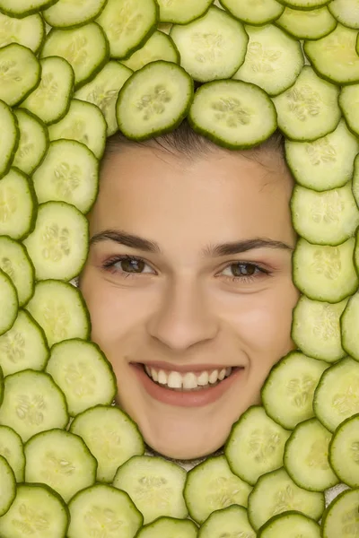 Jovem Bela Mulher Posando Com Fatias Pepino Torno Seu Rosto — Fotografia de Stock