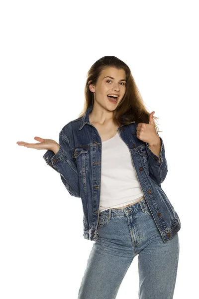 Joven Hermosa Mujer Jeans Sosteniendo Objeto Imaginario Mano Sobre Fondo — Foto de Stock