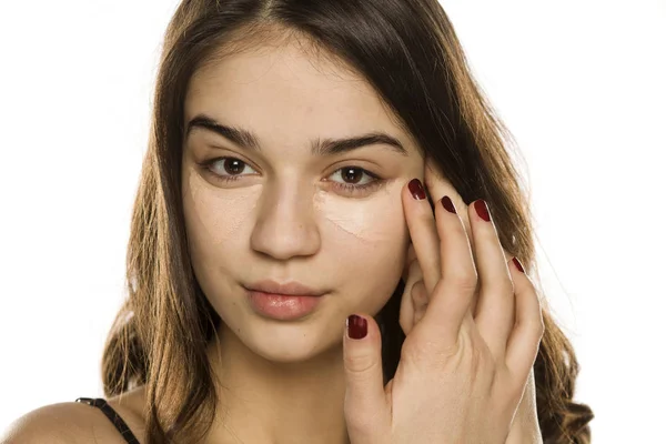 Junge Schöne Frau Anwendung Concealer Mit Den Fingern Auf Weißem — Stockfoto