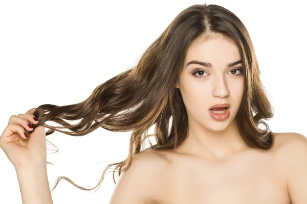 Jovem Com Maquiagem Cabelo Longo Posando Fundo Branco — Fotografia de Stock