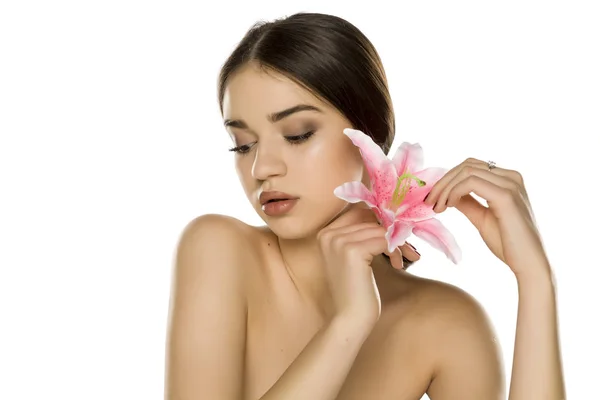 Ung Kvinna Med Makeup Poserar Med Orkidé Vit Bakgrund — Stockfoto
