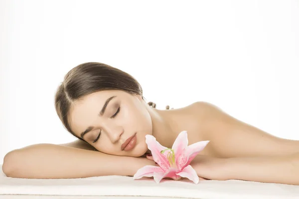 Mujer Joven Con Maquillaje Posando Con Flor Sobre Fondo Blanco —  Fotos de Stock