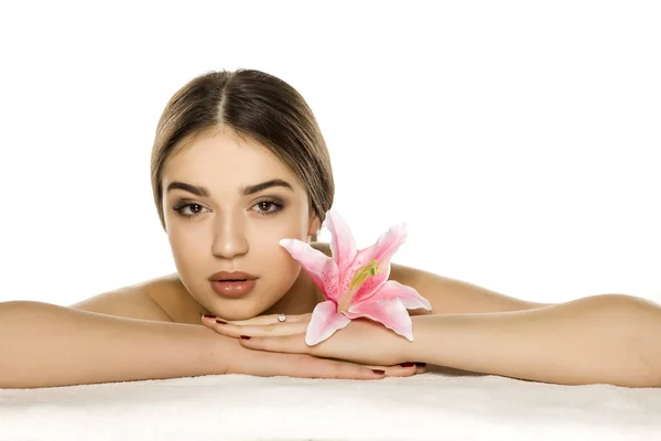 Jovem Com Maquiagem Posando Com Flor Fundo Branco — Fotografia de Stock