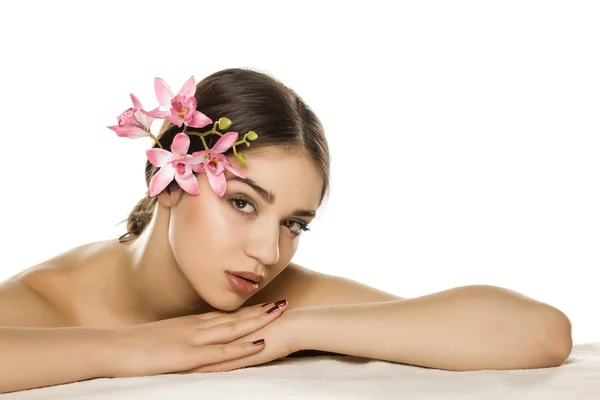 Jovem Com Maquiagem Posando Com Orquídeas Fundo Branco — Fotografia de Stock