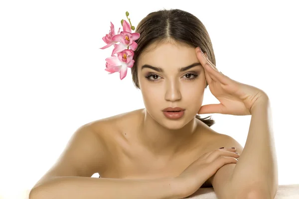 Mujer Joven Con Maquillaje Posando Con Orquídea Sobre Fondo Blanco —  Fotos de Stock