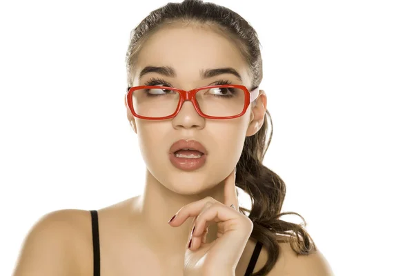 Joven Hermosa Mujer Con Gafas Pensando Fondo Blanco —  Fotos de Stock