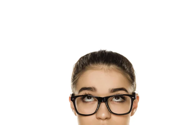 Junge Verwirrte Frau Mit Brille Auf Weißem Hintergrund — Stockfoto